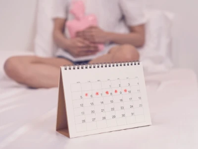 Kalendarz z zaznaczonymi dniami z okresem