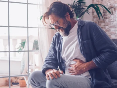 Skurczowy ból brzucha u mężczyzny