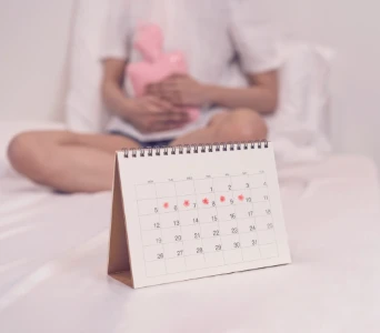 Kalendarz z zaznaczonymi dniami z okresem