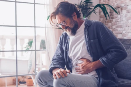 Skurczowy ból brzucha u mężczyzny